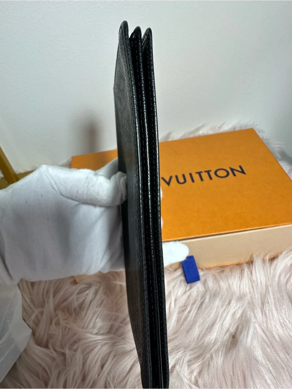 Louis Vuitton bifold wallet in Taiga Leather